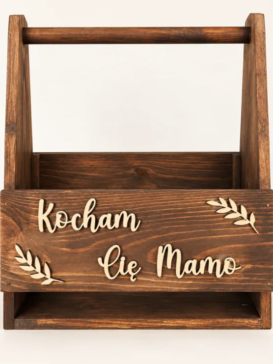 Pusty drewniany koszyk na kwiaty Kocham Cię Mamo, ręcznie wykończony bejcą