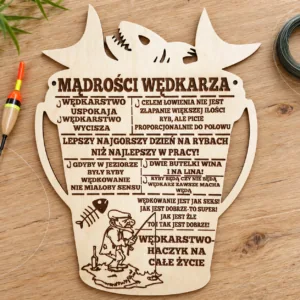 Drewniana tabliczka „Mądrości wędkarza” – prezent dla wędkarza, 26 × 40 cm