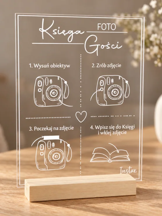 Tabliczka z instrukcją Instax z przezroczystej plexi i drewnianą podstawką