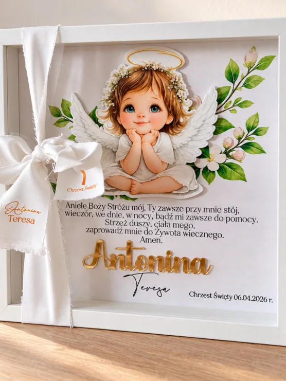 Biała ramka 3D na Chrzest Święty z aniołkiem, złotym imieniem i białą kokardą